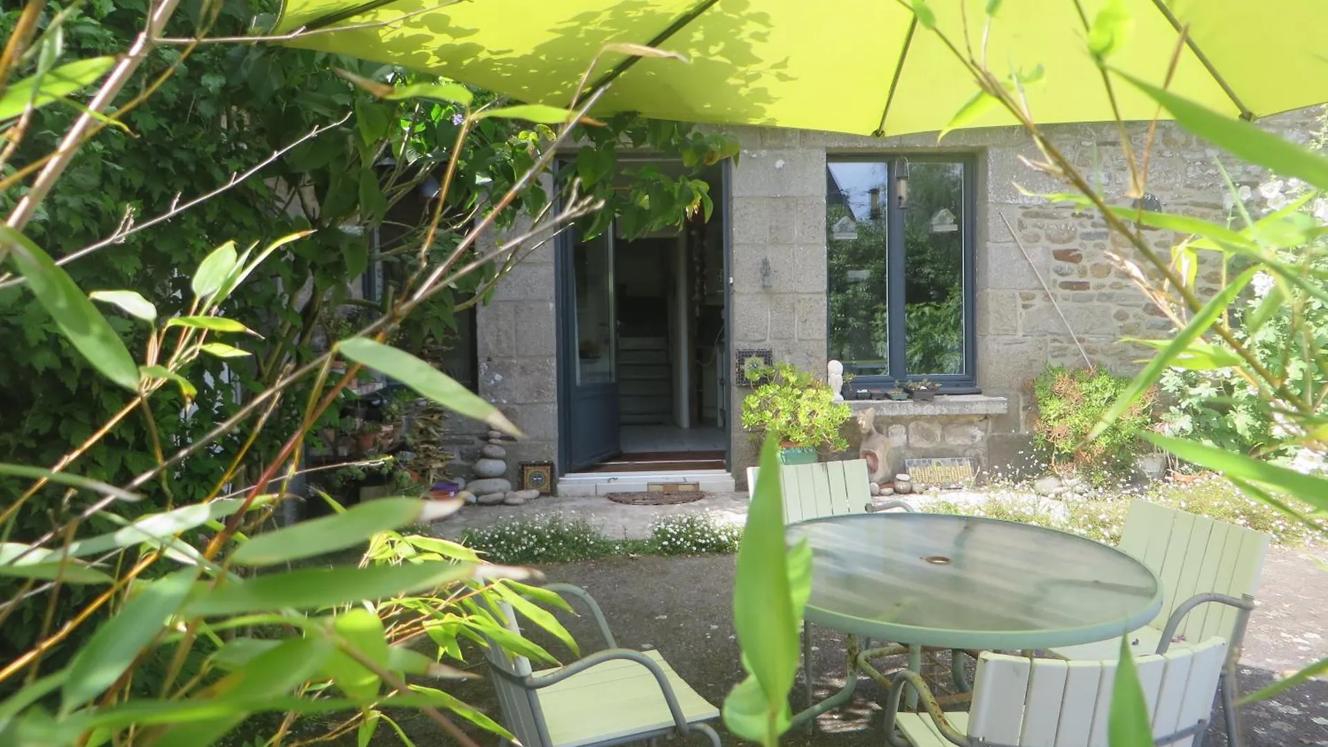Chambres D'Hotes Chez Yves Et Lili Meillac Bed and breakfast